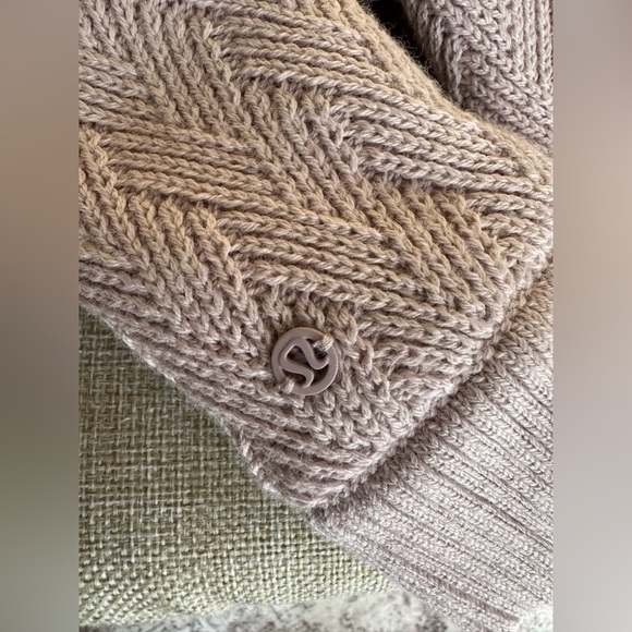 Lululemon sherpa weave pom beanie+sherpa weave mitten set - Picture 5 of 8